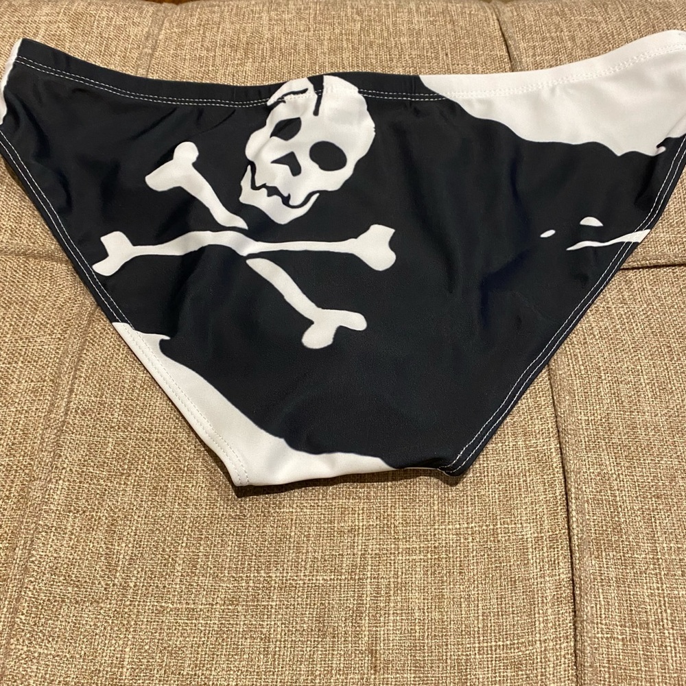 Jolly Roger (Skull & Crossbones) Speedo Style - Picture 2 of 3